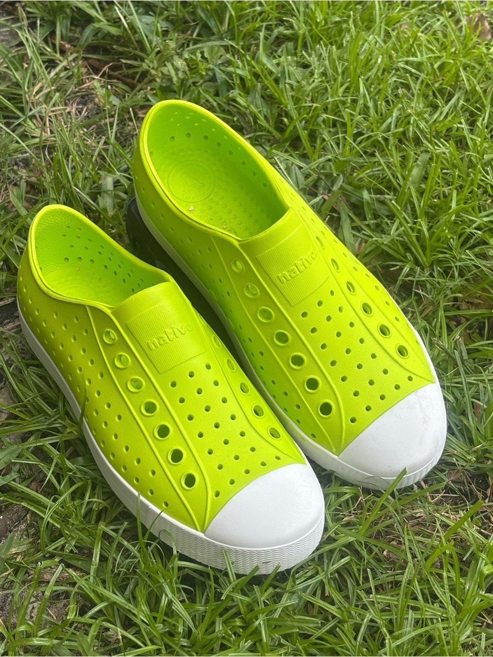 Lightweight Native Jefferson shoes are size Men's 7 and Women's 9.
